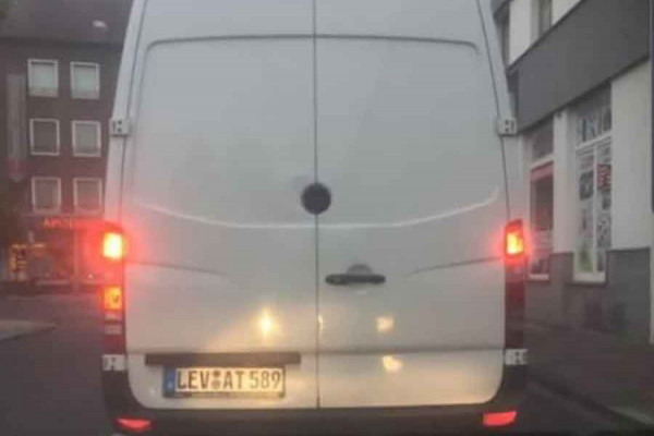 Ulicama BiH kruži kombi NEOBIČNIH registarskih tablica