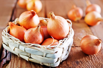 Poskupio 100 odsto: Kupujemo crveni luk iz Kazahstana, kilogram čak 3 KM