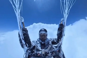 Zastrašujuće iskustvo: Paraglajdera usisali oblaci, jedva preživio na 8.500 metara (VIDEO)