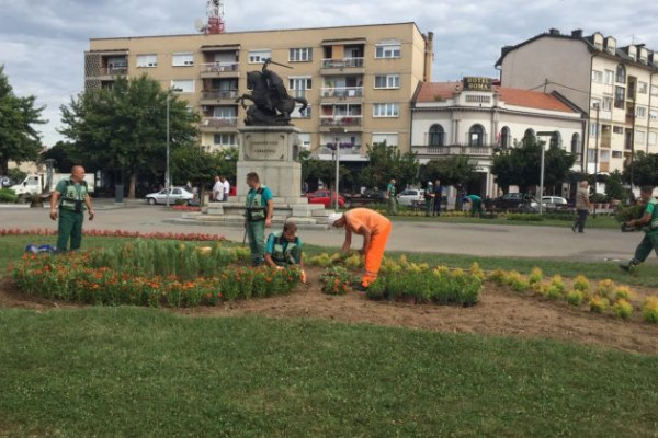 Radnici „Komunalca“ osvježavaju cvjetne površine: Uređenje pred slavu