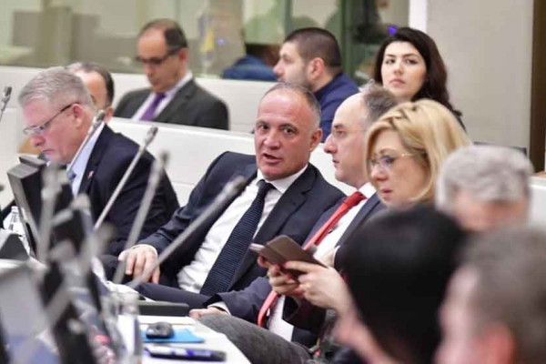 RADNIČKA PLATA BAKŠIŠ ZA POSLANIKE Koliki je poslanički paušal u zemljama regiona i kako se troši