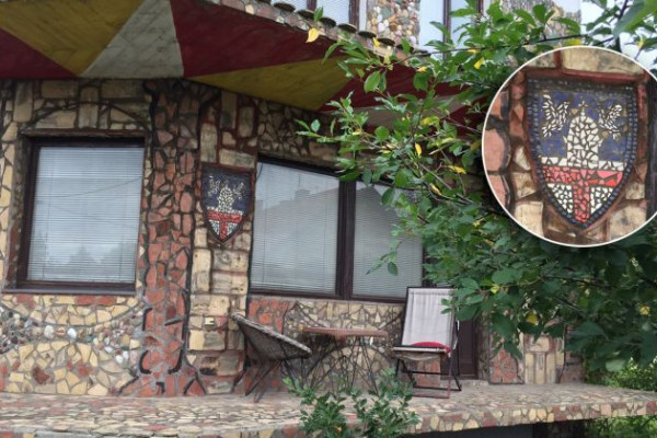 Bijeljina: Grb grada na kući