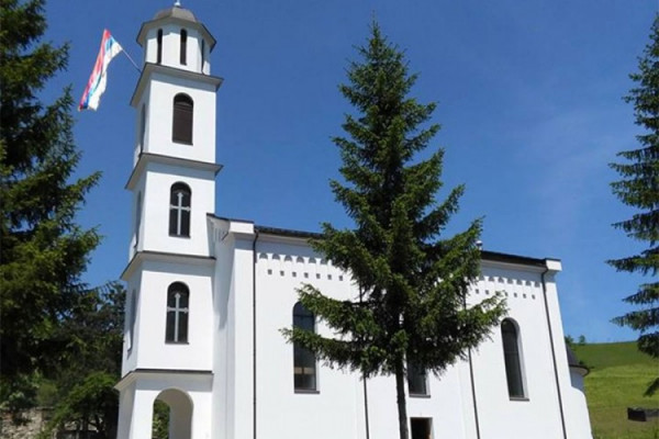 Ispalio rafal ispred crkve u Požarnici te se udaljio prema Bijeljini