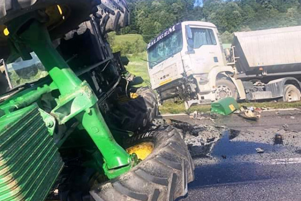 Tri osobe povrijeđene u sudaru traktora i kamiona /FOTO/