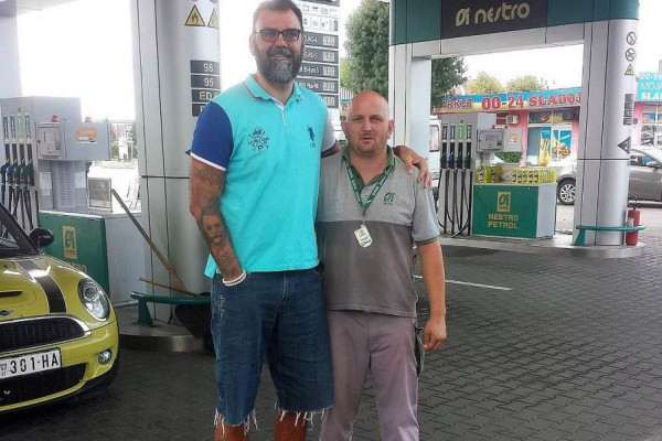 U ALBUM POZNATIH NE PUŠTA POLITIČARE Neobičan hobi radnika na benzinskoj pumpi
