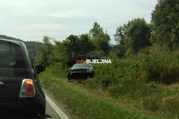 Ugljevik: Mercedesom sletio sa puta, vozač zadobio povrede
