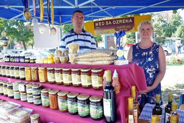 Bijeljina: Izložba meda, voska, polena...
