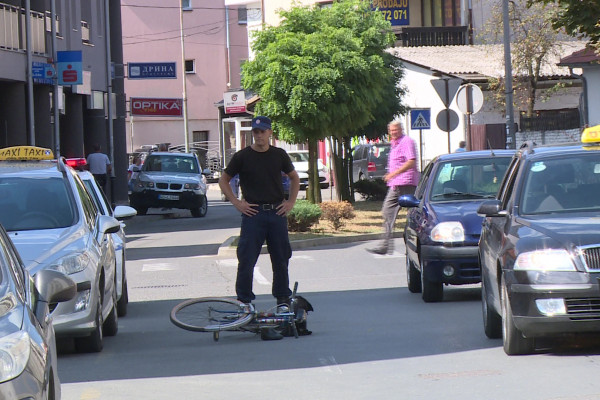 Detalji nezgode u Bijeljini, taksista udario u ženu na biciklu