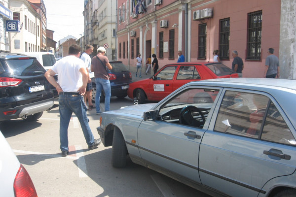 Nezgoda u centru Bijeljine, učestvovalo i vozilo gradske uprave