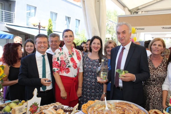 Ugljevik: Na Sajmu šljive, rakije i meda 80 izlagača /FOTO/