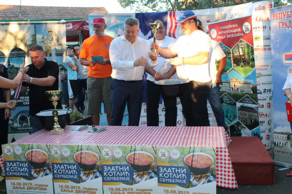 Ekipe Globus-Pet jezera i majstori iz Srbije skrčkali najbolju riblju čorbu