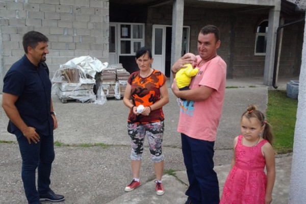 Anonimni dobročinitelj častio 104 višečlane porodice sa po 2.000 KM