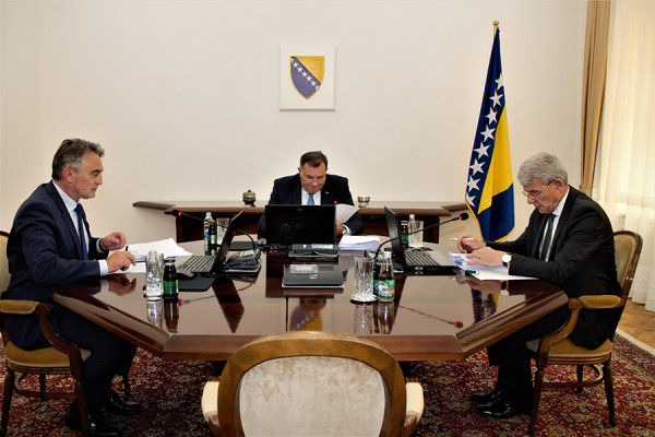 Dodik povukao zahtjev, sjednica Predsjedništva otkazana