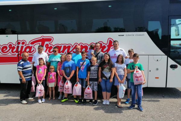 Pantelija Mitrović, direktor “Semberija Transporta” poklonio udžbenike djeci svojih radnika