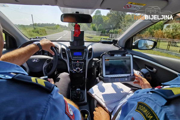 InfoBijeljina u patroli sa presretačem: Zavirite u vozilo koje lovi brze vozače /VIDEO/