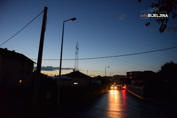 Stanovnici Ulice Ive Andrića: Na rasvjetu potrošeno 10.000 KM, zašto smo u mraku? /FOTO/