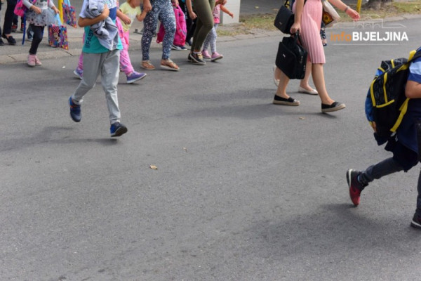 Bijeljina: U frekventnoj ulici, pored škole, nema pješačkog prelaza /FOTO/