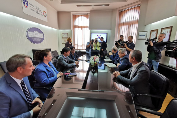 Američki ambasador stigao u Bijeljinu: Počeo sastanak u Gradskoj upravi