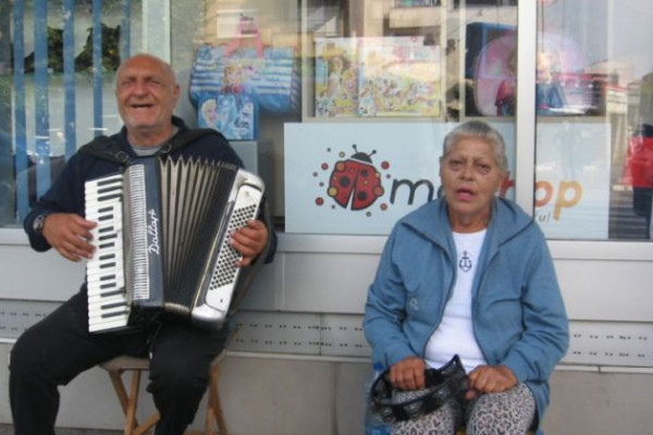 Umjetnici za ljudsku dušu na bijeljinskim trotoarima /FOTO/