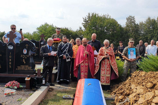 U rodnom Dragaljevcu sahranjen penzionisani general Stevan Tomić