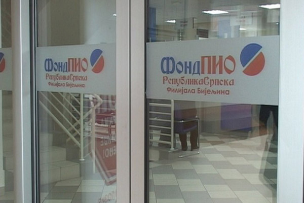 Dostaviti potvrde o redovnom školovanju zbog porodične penzije