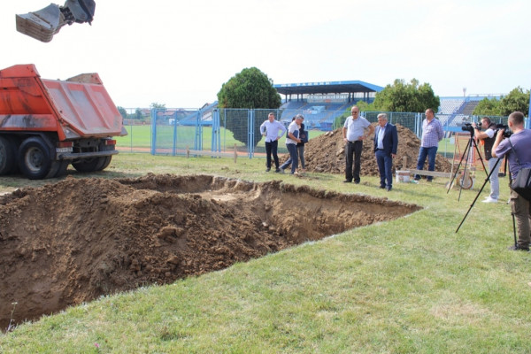 Počela izgradnja reflektora na Gradskom stadionu