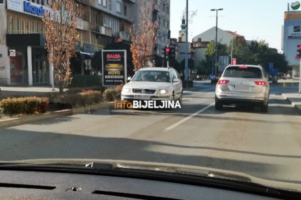 Kroz centar Bijeljine u suprotnom smjeru
