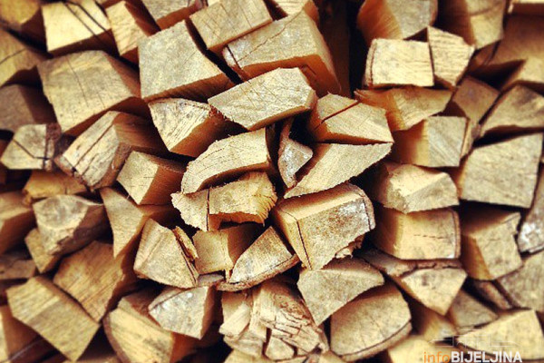 SAZNALI SMO: Ko sve može kupiti DRVA na RATE