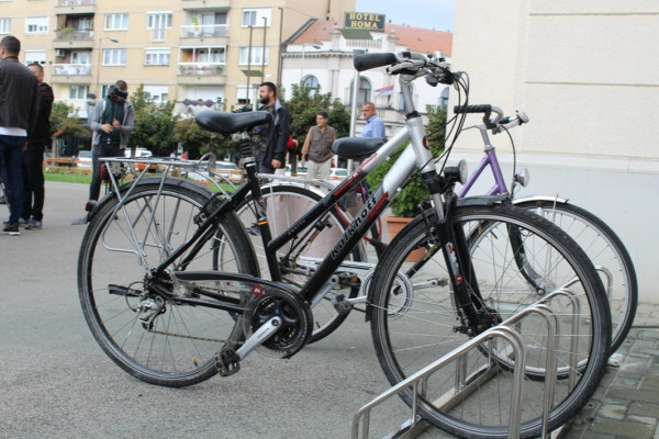Nova parking-postolja za bicikle na Trgu