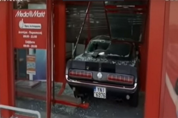 Razbili Ford Mustang da bi ukrali PlayStation