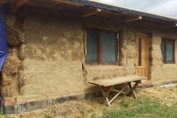 Bijeljina: Dom Biljane i Aleksandra napravljen je od gline i balirane slame