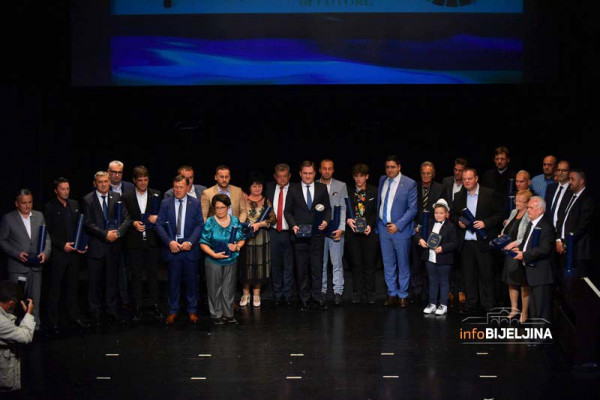 Bijeljina: Uručena gradska priznanja zaslužnima za razvoj grada /FOTO/