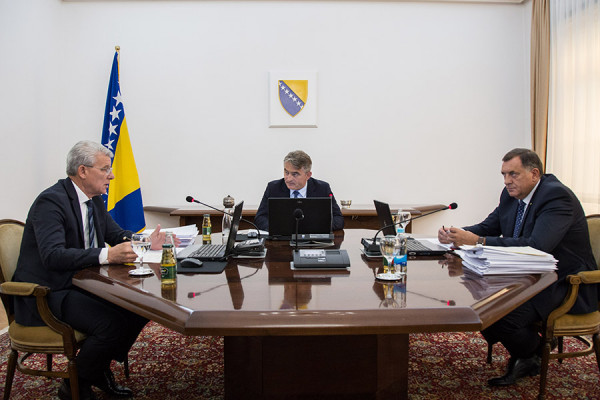 Predsjedništvo zasijeda, ali probleme ne rješava