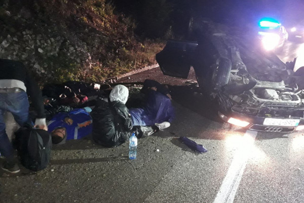 FILMSKA POTJERA KOD UGLJEVIKA Prevrnuo se “audi” s migrantima, osmoro povrijeđeno