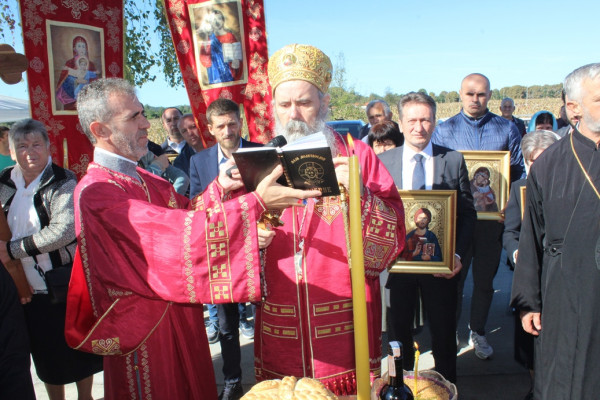Vladika Fotije: Krst je suština našeg bića