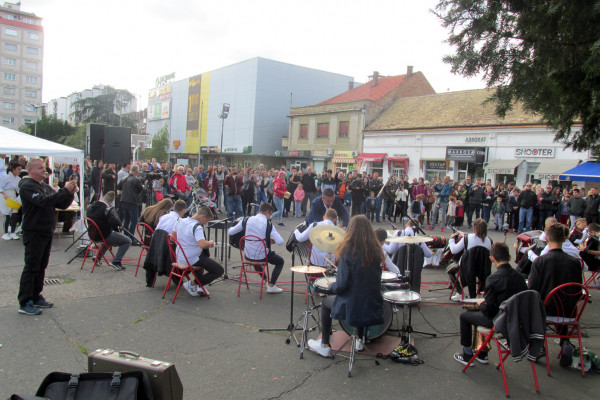 „Uštipkovanje“ na gradskom trgu