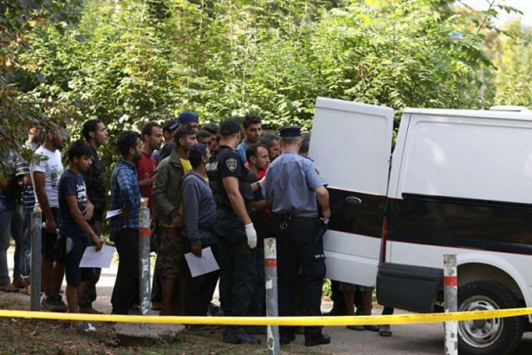 Oko 100 policajaca pretresalo migrante, našli sjekire i noževe