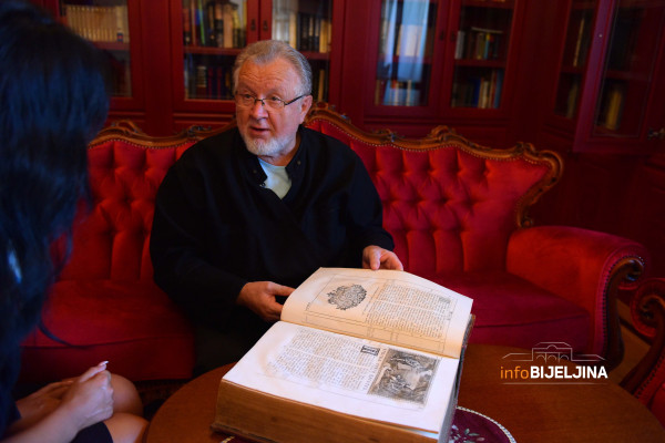 Biblioteka manastira Tavna čuva ručno rađenu Bibliju staru vijekovima /VIDEO/