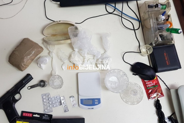 DETALJI POLICIJSKE AKCIJE U BIJELJINI Pronađeni kokain, pištolj i tablete, jedno lice uhapšeno
