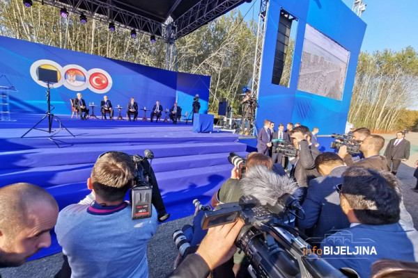 Počela ceremonija polaganja kamena-temeljca za izgradnju autoputa /FOTO/