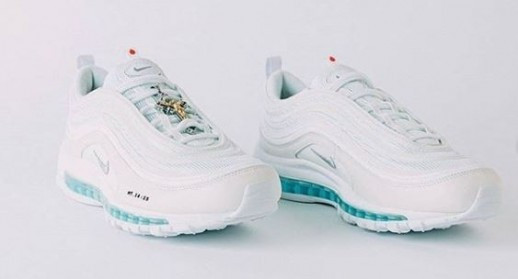 Patike u čijim je đonovima sveta voda rasprodate za par minuta