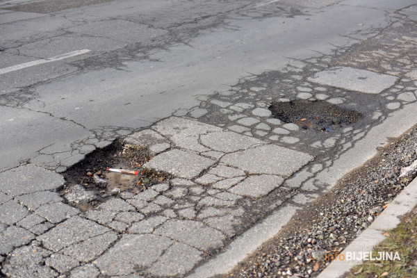 Ni marka za krpljenje puteva na području Bijeljine