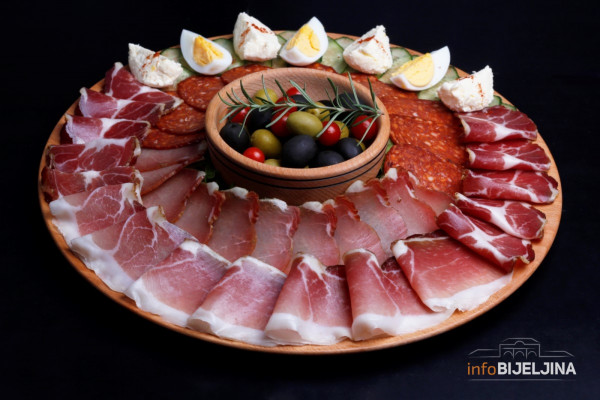 Bijeljina: Sebi naručili pečenje i kolače, narodu kobasice i hljeb