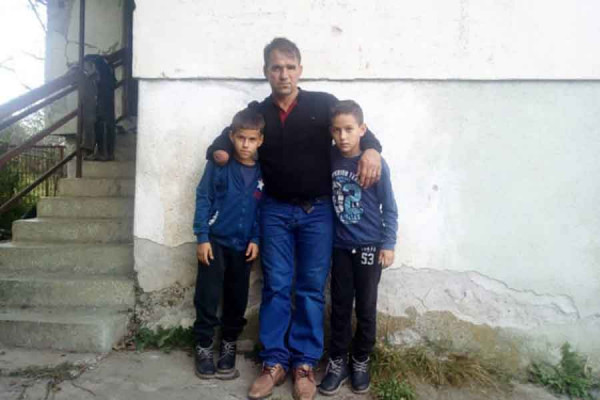 Sa­mo­hra­ni otac treba pomoć dobrih ljudi da othrani sinove: Pozajmljuje hranu da djeca ne bi bila gladna