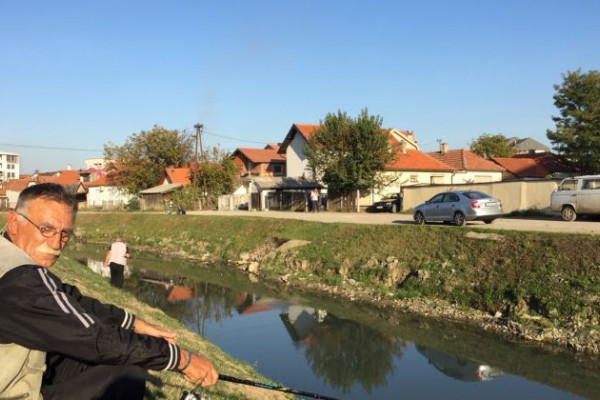 Ribolovci uz kanal Dašnica