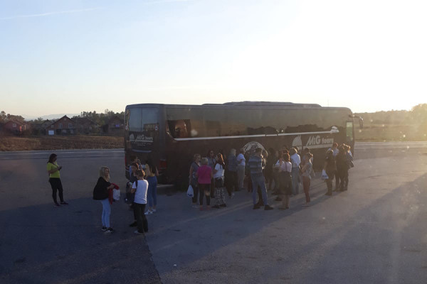Dok su banjalučki prosvetari odmarali u Bijeljini, migranti skriveni ispod autobusa počeli iskakati