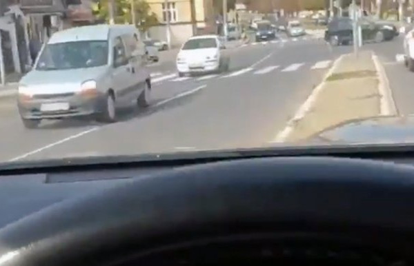 Ponio ga zvuk narodnjaka pa prošao kroz crveno i vozio kontra smjerom