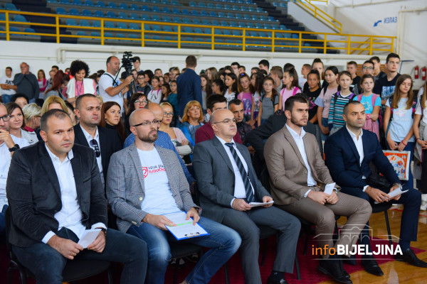 Poklon kompanije “Sport Vision”: Zablistala fiskulturna sala OŠ "Vuk Karadžić" /VIDEO/