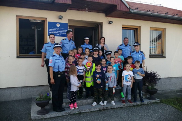 Policajci u Janji ugostili najmlađe sugrađane