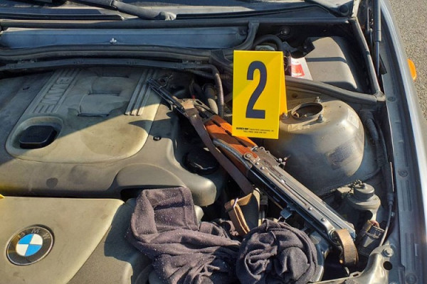 Državljanka BiH sakrila automatsku pušku ispod haube: Uhvaćena na Rači